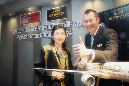 Suwadee Pachariyangkun (left), Arabian Smile Holidays Founder & CEO and Craig Thomas, Country Manager for Thailand and Mekong region, Etihad Airways announce the promotion.